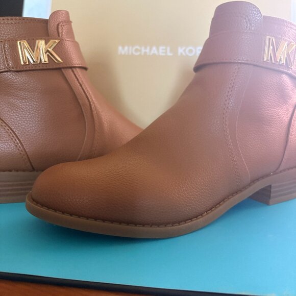 NIB Michael Kors Jilly Flat Bootie Faux Leather Size 6M - Picture 1 of 4
